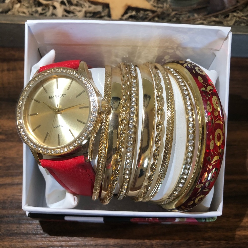 NWT. Watch w/ multiple bracelets set of 10